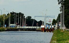 20140724 Sluis (canal lock) 13 in Zuid-Willemsvaart 01