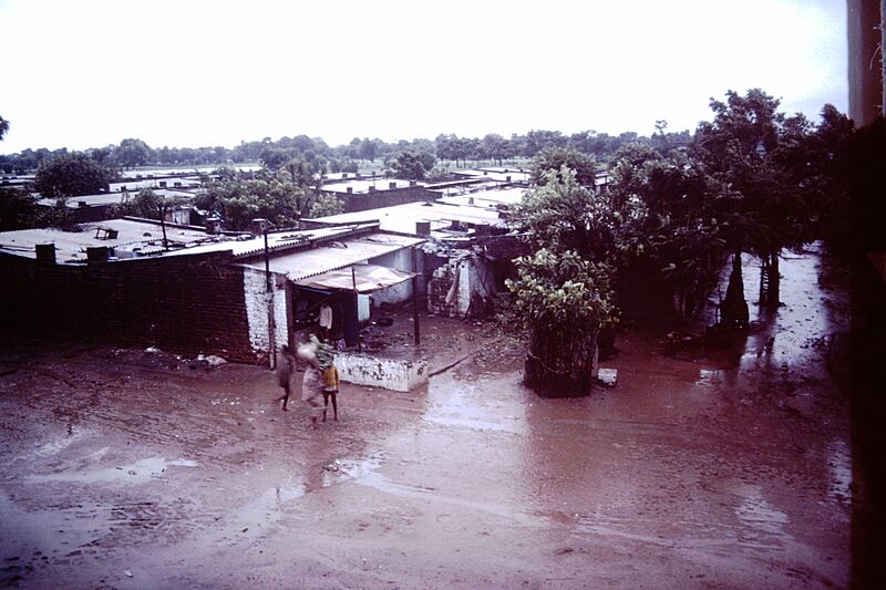 Ahmedabad-India-slums-1979-IHS-89-16-Slum in-the-rain