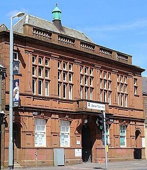 Darvel Town Hall (geograph 4027387) (cropped)