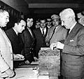 Illia votando en 1963