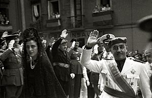 Llegada a la basílica de Santa María de Francisco Franco y su esposa, Carmen Polo, para asistir a un acto religioso (1 de 2) - Fondo Car-Kutxa Fototeka