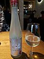 Lyon 7e - Rue de Bonald - Restaurant Kuro Goma, bouteille et verre de Ninki Ichi