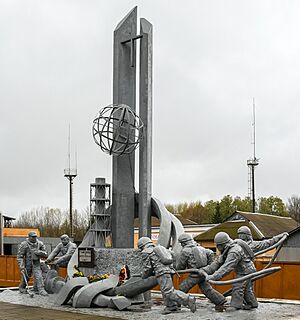 Memorial to Those who Saved the World (26564702649) (cropped)