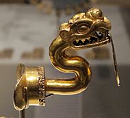 Messico, mixtechi-aztechi, labret (orecchino per sotto il labbro inferiore) a forma di serpente, IX-XI sec, oro sbalzato 02