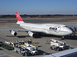 NWA 747-400 at NRT