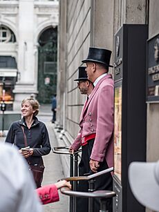 Queue for the Bank of England (9886118204)