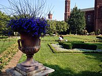 Smithsonian-haupt-garden-urn