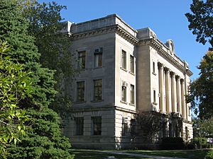 Sullivan County Courthouse in Indiana, southwestern angle
