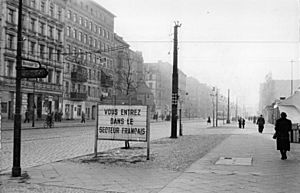 Bundesarchiv Bild 183-33809-0001, Berlin, Bernauer Straße, Grenze