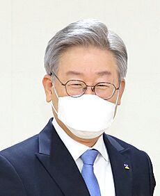 Lee Jae-myung wearing a protective mask (201013)