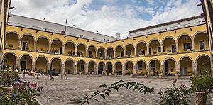 Patio principal del Ex Claustro de Santa María de Gracia (CUAAD ARTES PLÁSTICAS) (cropped)