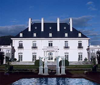 Vernon Court, West Facade, Newport RI.jpg