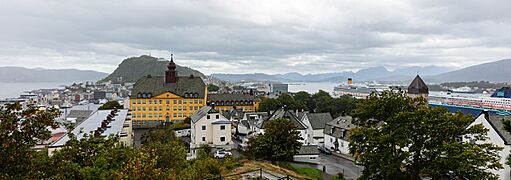 Vista de Ålesund desde Storhaugen, Noruega, 2019-09-01, DD 78