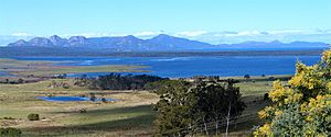 Blick ueber Great Oyster Bay zur Freycinet Peninsula