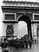 Bundesarchiv Bild 101I-126-0347-09A, Paris, Deutsche Truppen am Arc de Triomphe