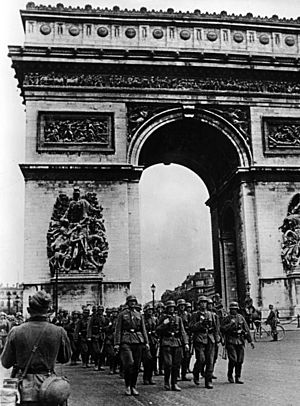 Bundesarchiv Bild 101I-126-0347-09A, Paris, Deutsche Truppen am Arc de Triomphe
