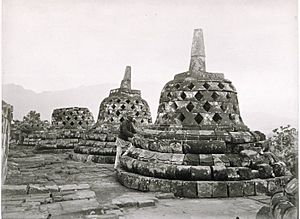 COLLECTIE TROPENMUSEUM Fotograaf Kassian Céphas bij de stupa's op de Borobudur TMnr 60005095