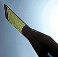 en diamant skalpell bestående av en gul diamant blad festet til en penn-formet holder