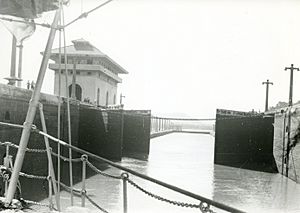 Fender chains of the Miraflores locks, Panama Canal - 19380308