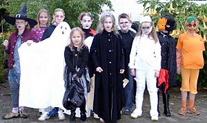 Kinder feiern Halloween - 2004
