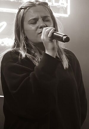 Maisy Stella in 2018 (1)