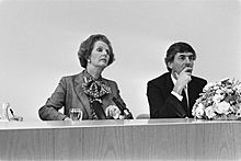 Premier Thatcher (l) en premier Lubbers tijdens een persconferentie, Bestanddeelnr 932-7047