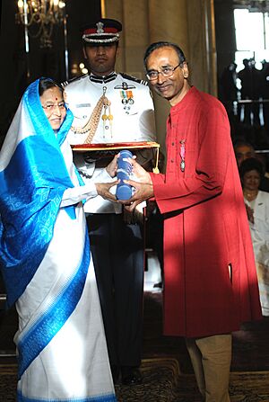 The President, Smt. Pratibha Devisingh Patil presenting Padma Vibhushan Award to Dr. Venkatraman Ramakrishnan, at the Civil Investiture Ceremony-I, at Rashtrapati Bhavan, in New Delhi on March 31, 2010