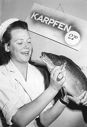 Bundesarchiv Bild 183-19000-0213, Neujahr, Silvesterkarpfen