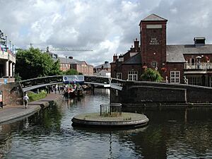 Canal Roundabout - geograph.org.uk - 2038
