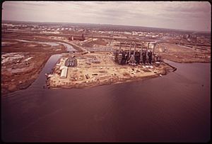 INDUSTRIAL PLANT OWNED BY AGRICO, OVERLOOKING THE ARTHUR KILL, WHICH FLOWS BETWEEN THE NEW JERSEY SHORE AND STATEN... - NARA - 551998