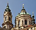 Věž a kupole kostela sv. Mikuláše na Malé Straně v Praze