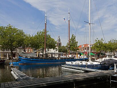Vlaardingen, zicht op de haven met toren van de Grote Kerk op de achtergrond RM37423 foto5 2015-0802 11.52