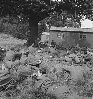 Army 638 An A.B.C.A. Army Bureau of Current Affairs. discussion under the shadow, Bestanddeelnr 934-9494