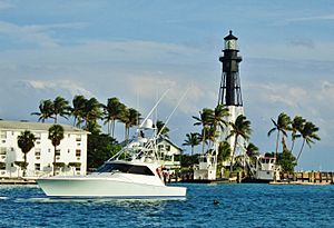 Bateau pénétrant dans l'Inlet de Lighthouse Point, Florida. Boat sailing in the Inlet - panoramio.jpg