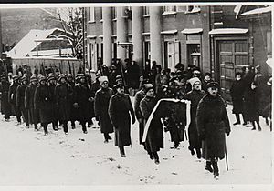 Julius Kuperjanovi matused, ees Karl Einbund (Kaarel Eenpalu). Vene tänav, Tartu, 1919., TM F 1445-1