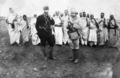 Kurmay Binbaşı Mustafa Kemal (Atatürk), Mücahit Bedevi Kuvvetleri önünde emirlerini yazdırırken. Trablusgarp