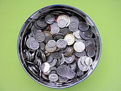 Lata con monedas de Venezuela 2013 000