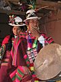 Mujeres aymara con siku y caja - flickr-photos-micahmacallen-85524669 (CC-BY-SA)