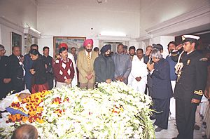 The President, Dr. A.P.J. Abdul Kalam paying tributes at the mortal remains of the former Prime Minister Late Shri P.V. Narasimha Rao in New Delhi on December 23, 2004
