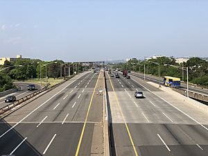 2021-05-26 16 06 24 View north along Interstate 95 (New Jersey Turnpike Eastern Spur) from the overpass for the ramp to New Jersey State Route 495 (Lincoln Tunnel Approach) in Secaucus, Hudson County, New Jersey