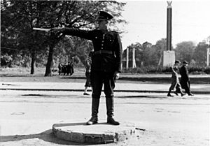 Bundesarchiv Bild 121-0282, Warschau, Verkehrsposten der poln. Polizei