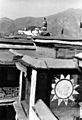 Bundesarchiv Bild 135-S-13-14-22, Tibetexpedition, Haus mit Glückszeichen