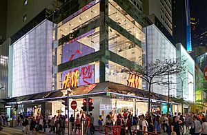 H&M Flagship store in HK CWB Exterior 201511