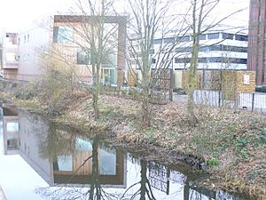 Lightbox and Basingstoke Canal - geograph.org.uk - 1186672