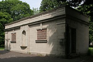 Public Conveniences (Cathays Park) geograph-4989804-by-Richard-Sutcliffe (cropped)