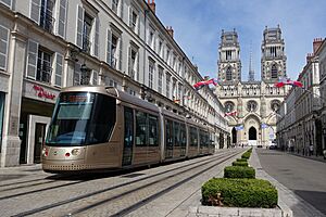 Rue Jeanne dArc Tramway Orleans.jpg