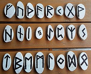 01 Runes of the Elder Futhark painted on little stones - Runen des älteren Futhark auf kleine Steine gemalt