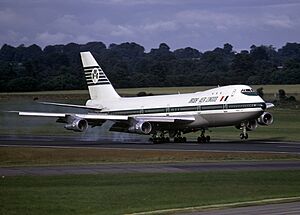 Aer Lingus Boeing 747-148 touching down at Dublin Airport