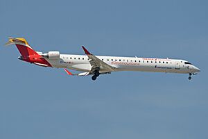 Bombardier CRJ-1000 ‘EC-MJP’ Iberia Regional (31462631613)