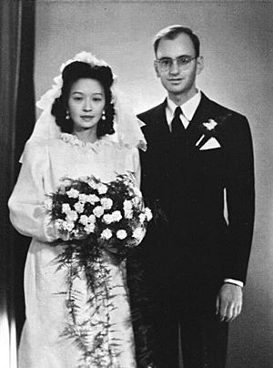 Chang Chung-Ho met Hans Fränkel in November 1948.jpg